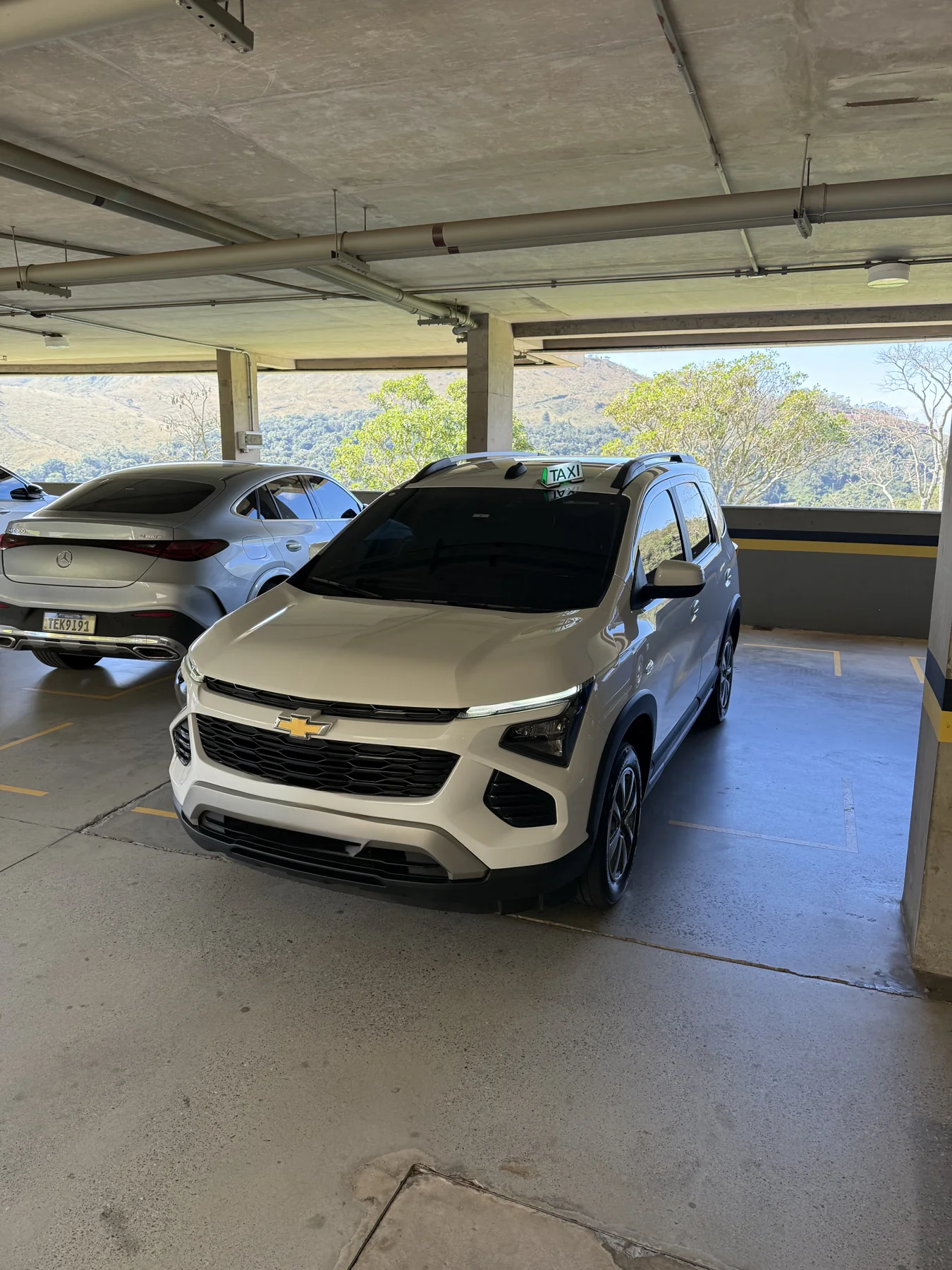 Veículo branco da RT Executivo estacionado